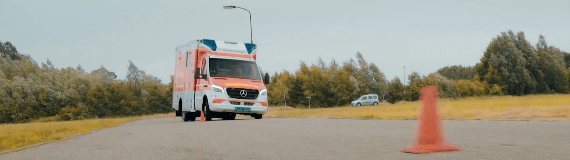 Photo : ambulance allemande slalomant entre des cônes