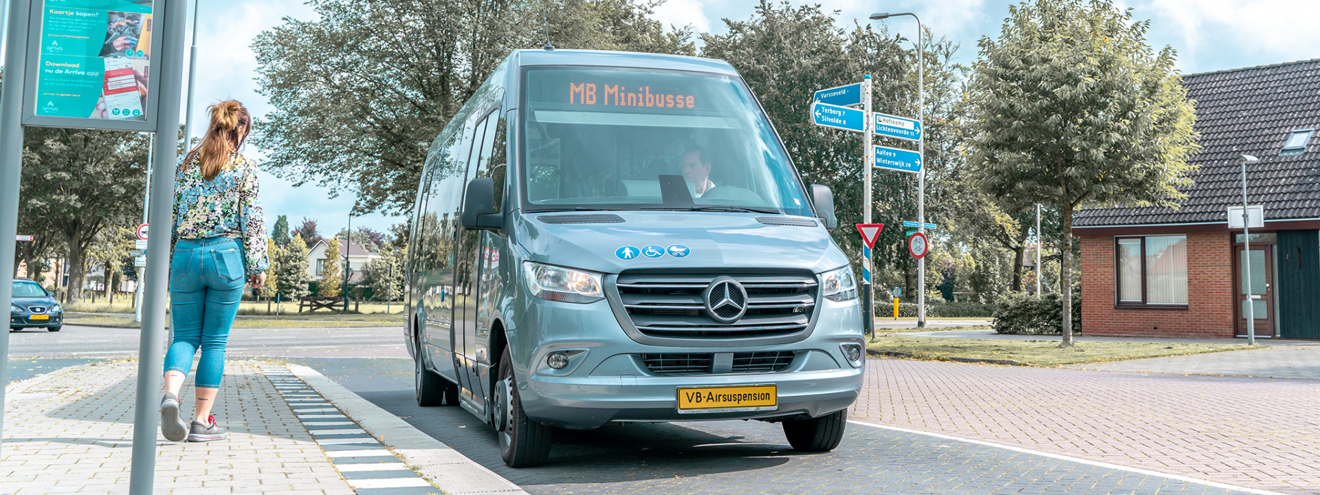 Foto: Mercedes-Benz Sprinter Minibus an der Bushaltestelle