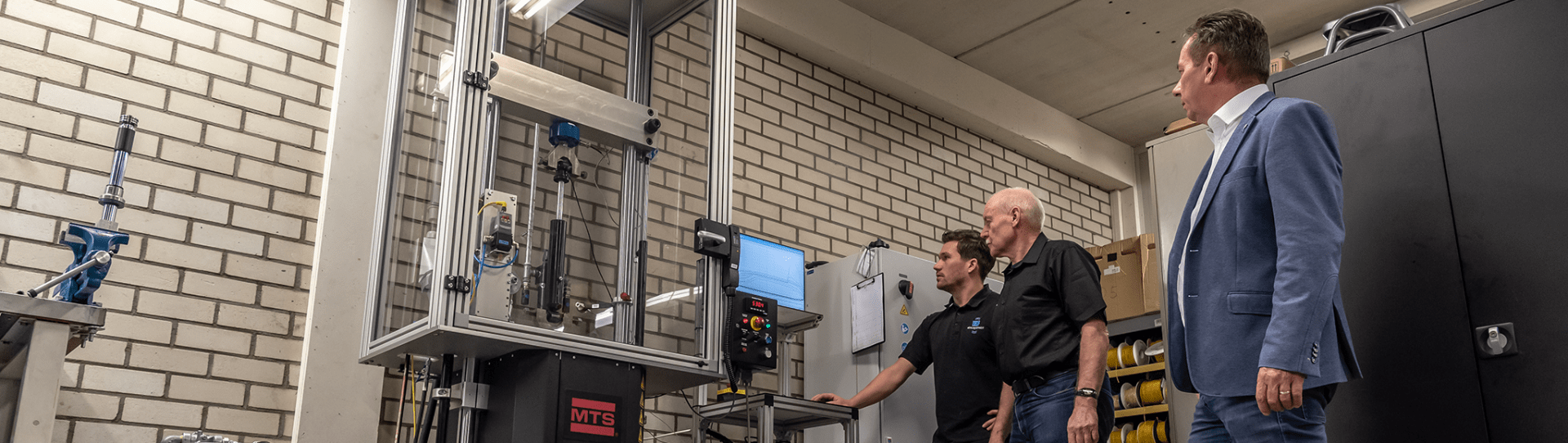 Foto: Axel Makkink, Wim Peters en Gerald Molenveld bij de schokdempertestbank
