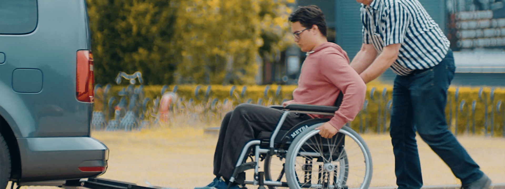 Photo : Volkswagen Caddy et utilisateur de fauteuil roulant à l’arrière