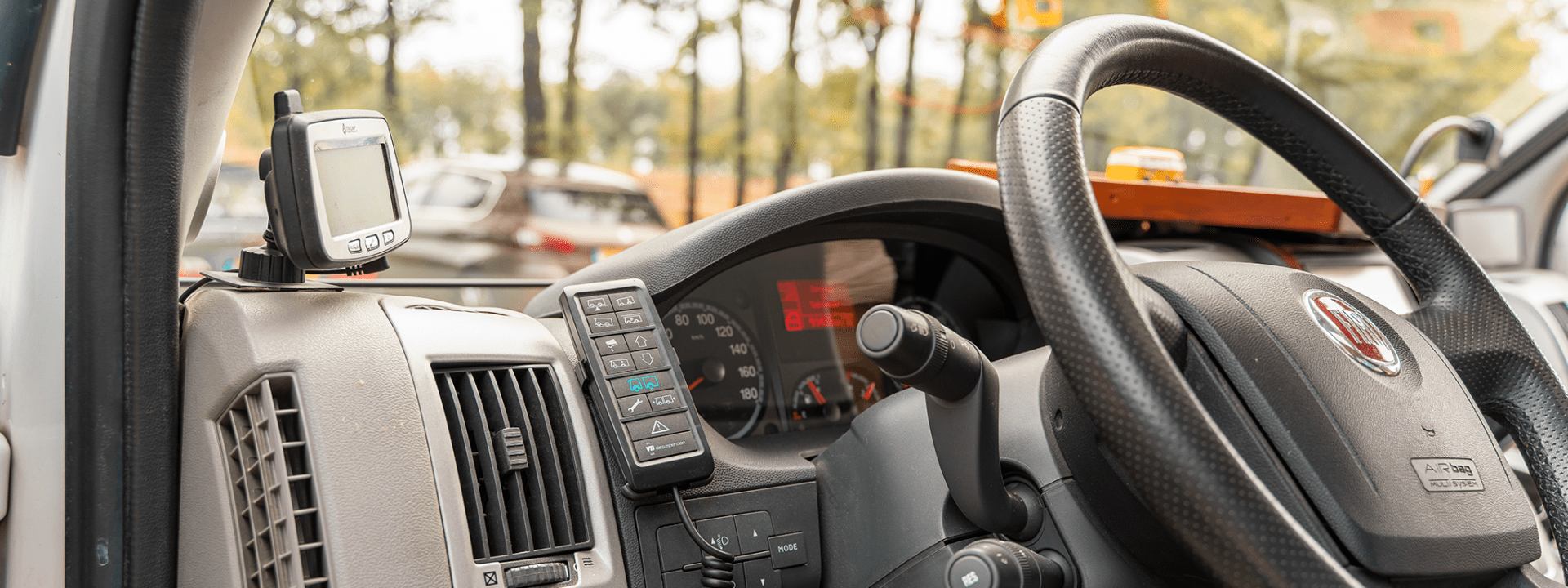 Photo : Fiat Ducato | Tableau de bord Hymer T 674 SL équipé d’une VB-Remote control 4C modèle camping-car