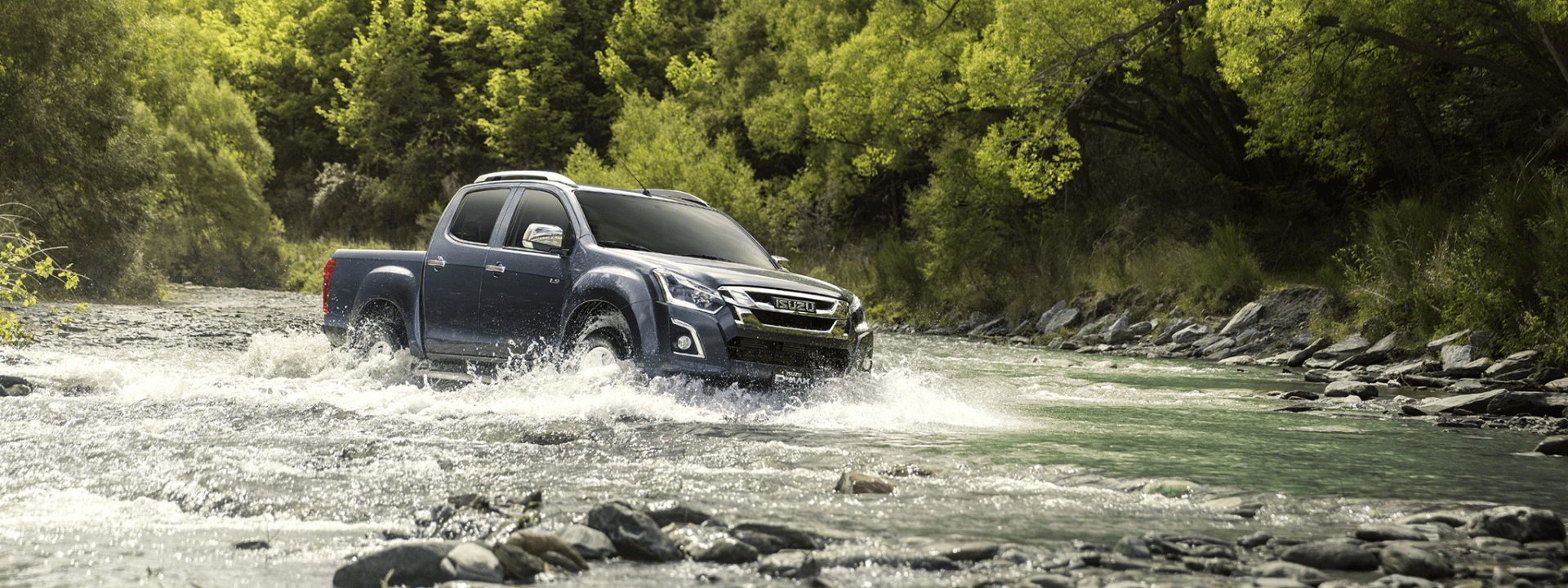 Photo : Isuzu D-Max roulant à travers la rivière