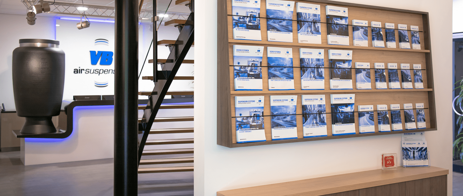 Foto: showroom con brochure