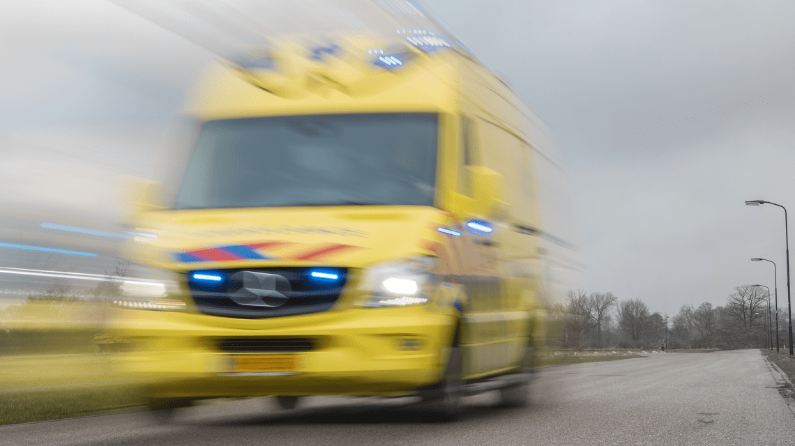 Foto: ambulance rijdend