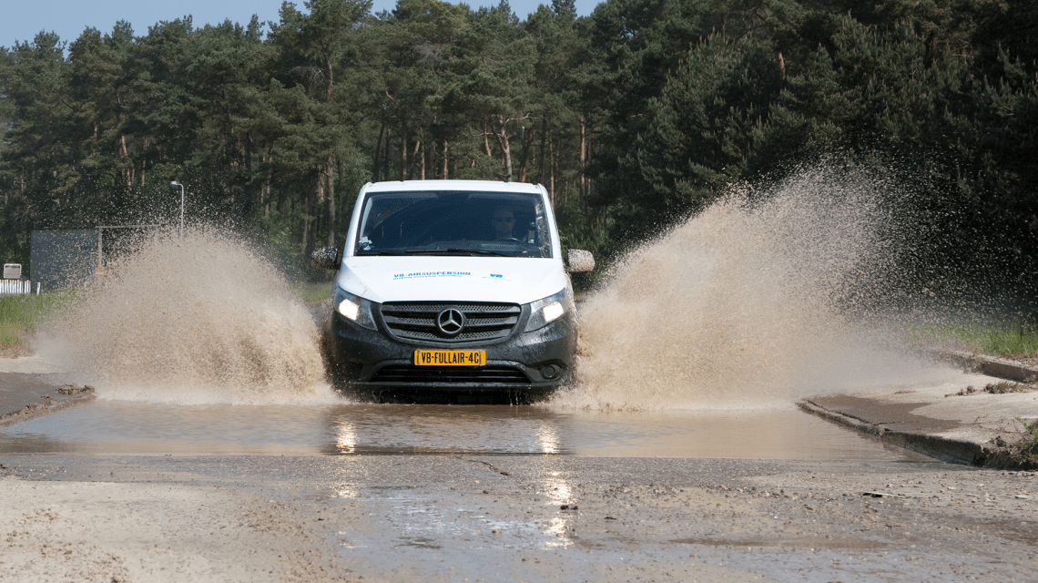 Foto: Mercedes Benz V-Klasse durch Schlammbad