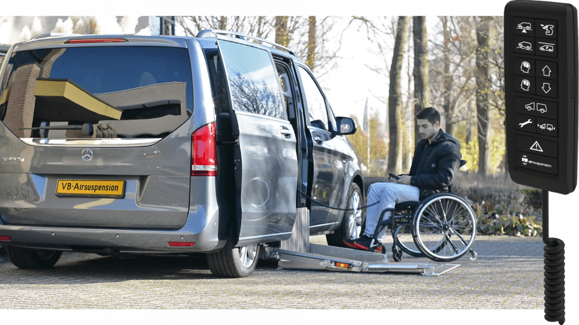 Photo : Mercedes-Benz Classe V avec utilisateur de fauteuil roulant / Illustration : VB-FullAir 4C Télécommande modèle LCV