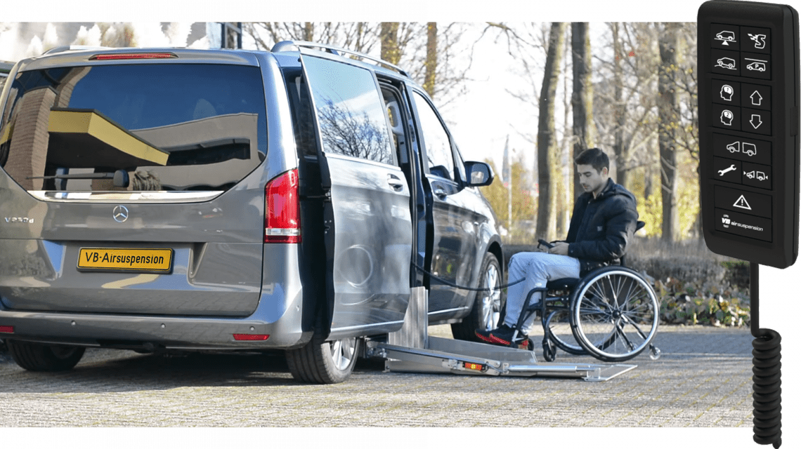 Foto: Mercedes-Benz V-Klasse mit Rollstuhlfahrer / Abbildung: VB-FullAir 4C Remote LCV Variante