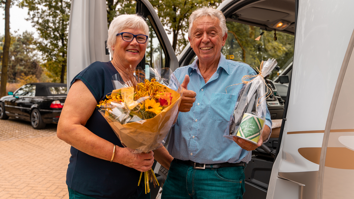 Foto: Bob Pels en zijn vrouw met een presentje