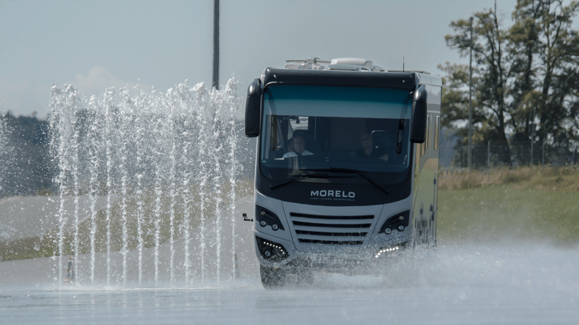 Foto: camper Morelo sulla pista di prova dell'acqua