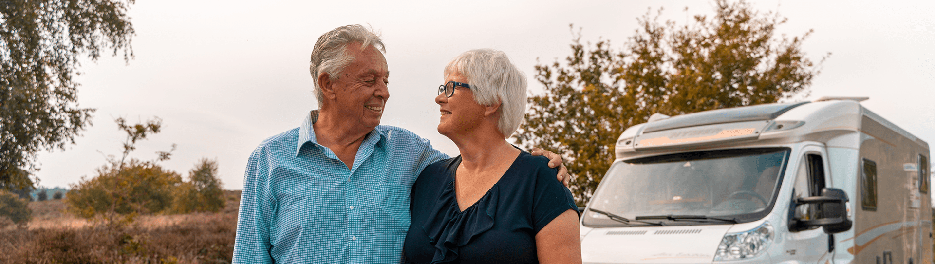 Foto: Bob Pels und seine Frau vor ihrem Reisemobil