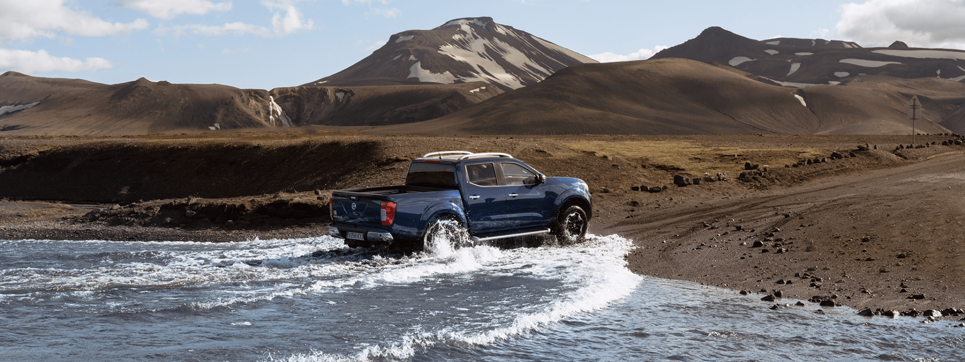 Photo : Nissan Navara roulant à travers l’eau