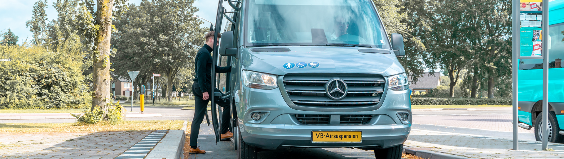 Foto: Mercedes-Benz Sprinter Minibus an der Bushaltestelle
