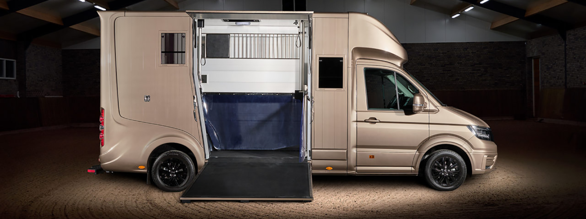 Foto: Paardenbus met oploopklep open