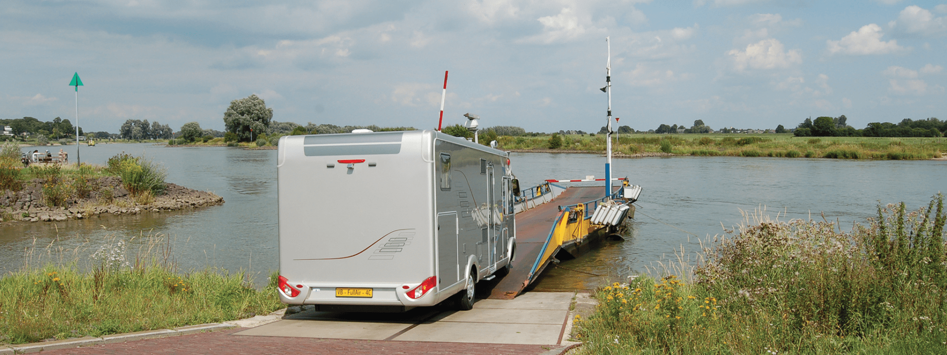Photo : camping-car qui monte sur un bac